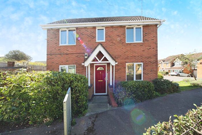 3 Bedroom End Of Terrace House For Sale In Lambourn Drive, Luton, LU2