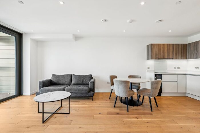 3 Bedroom Flat To Rent In Twickenham Gateway, London Road, Twickenham, TW1