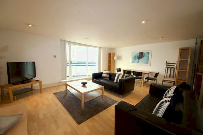 2 Bedroom Flat To Rent In Newton Place, London, E14