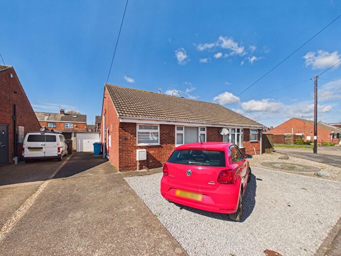 2 Bedroom Semi-detached Bungalow For Sale In Ullswater Drive, Hull, HU8