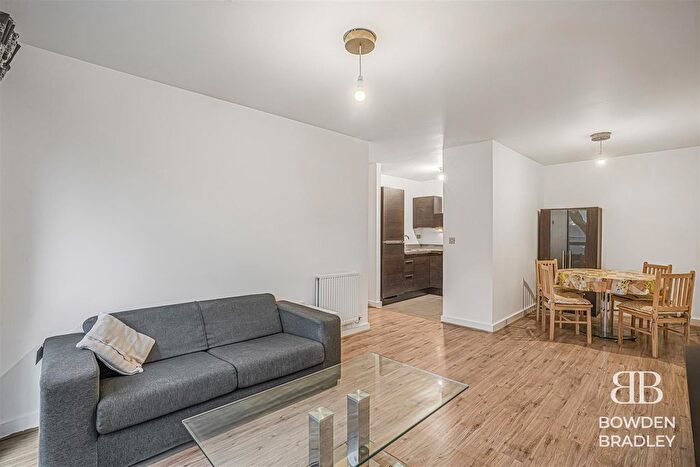 2 Bedroom Flat For Sale In Parham Drive, Gants Hill, IG2
