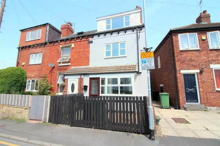 3 Bedroom Town House To Rent In Coupland Road, Garforth. Leeds, LS25