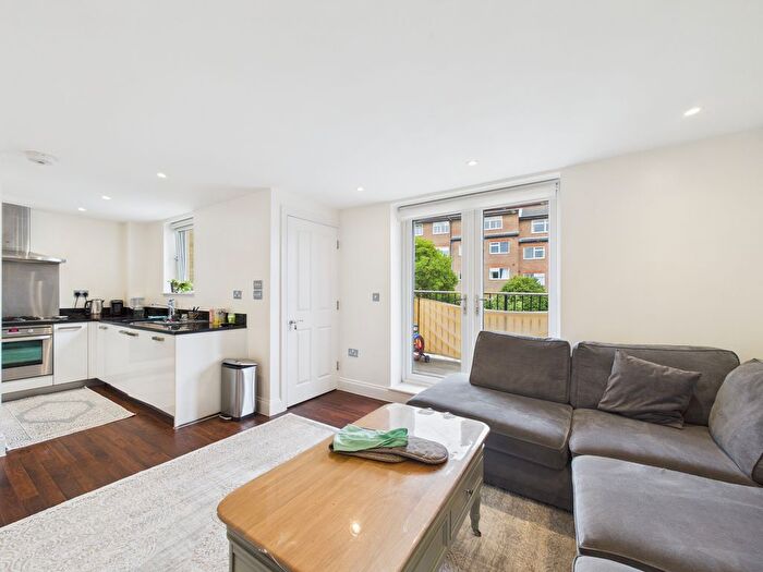 2 Bedroom Flat To Rent In A Manor Grove, Beckenham, Kent, BR3
