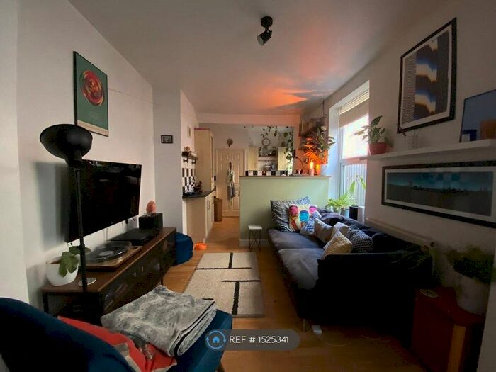 2 Bedroom Flat To Rent In Napier Avenue, Southend-On-Sea, SS1