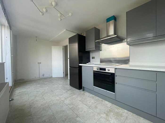 3 Bedroom Maisonette For Sale In Leontine Close, London, SE15
