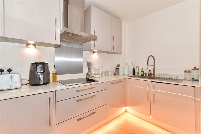 1 Bedroom Flat For Sale In Queens Road, East Grinstead, West Sussex, RH19