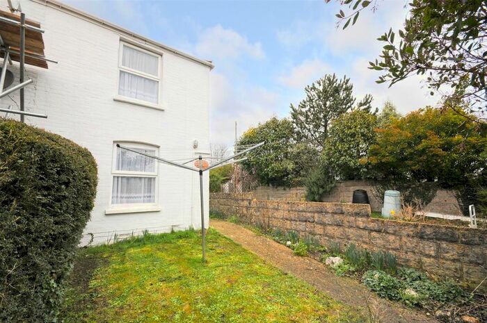 2 Bedroom Cottage To Rent In Clatterford Road, Newport, PO30