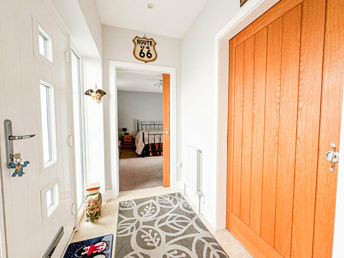 1 Bedroom Detached Bungalow For Sale In Wedgwood Way, Rochford, SS4