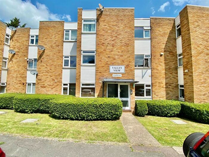 2 Bedroom Apartment For Sale In Valley View, Goffs Oak, Waltham Cross, Hertfordshire, EN7