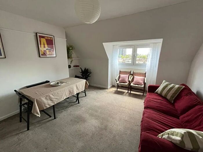 3 Bedroom Flat To Rent In South End Close, London, NW3