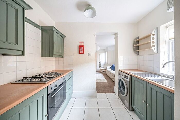 2 Bedroom Flat To Rent In Brightwell Crescent, London, SW17