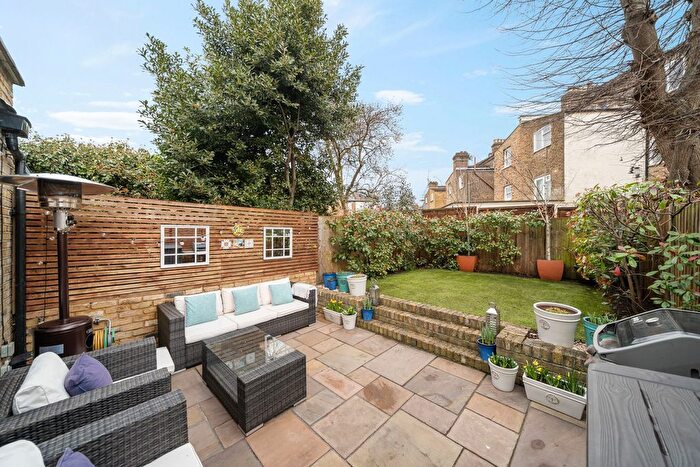 3 Bedroom Flat For Sale In Upper Tollington Park, London, N4