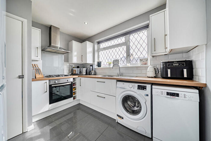 2 Bedroom Apartment For Sale In Dartford Road, Dartford, Kent, DA1