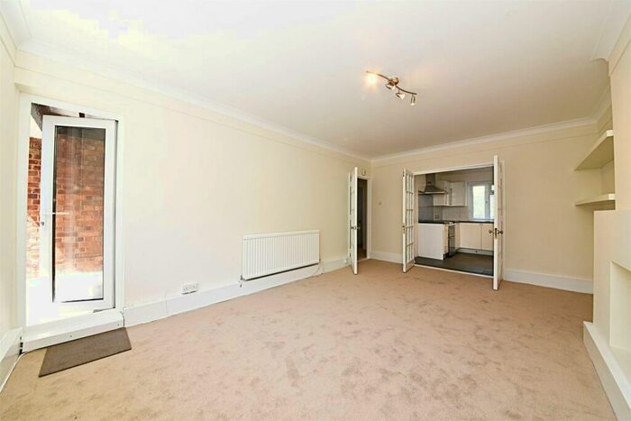 3 Bedroom Flat To Rent In Elmshurst Crescent, East Finchley, N2