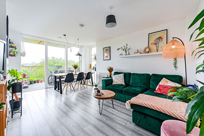 1 Bedroom Flat For Sale In Adenmore Road, Catford, London, SE6