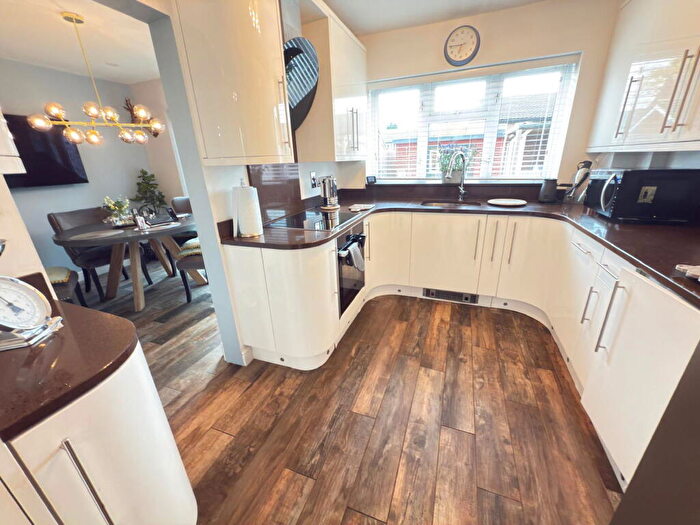 3 Bedroom Semi-Detached House For Sale In Brunel Road, Luton, LU4