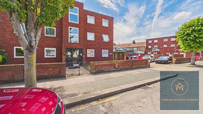 2 Bedroom Flat To Rent In Ethelbert Gardens, Geoffrey Court Ethelbert Gardens, IG2
