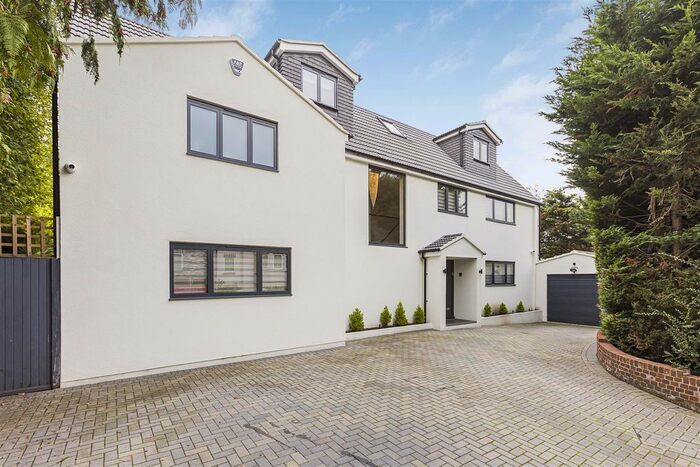 5 Bedroom Property For Sale In The Drive, Radlett, WD7