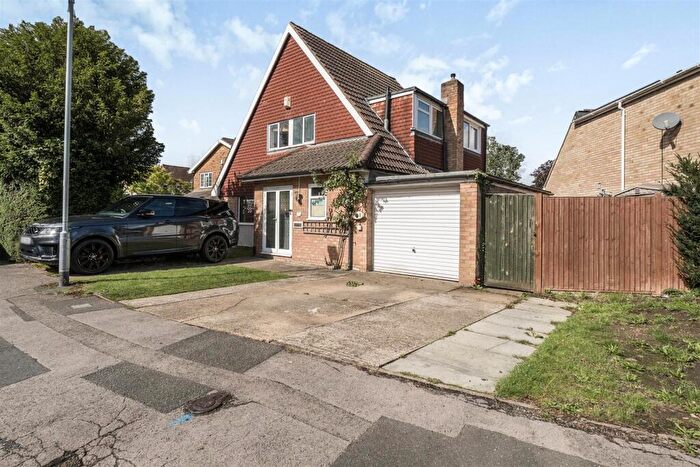 3 Bedroom Detached House For Sale In Pheasant Close, Winnersh, Berkshire, RG41