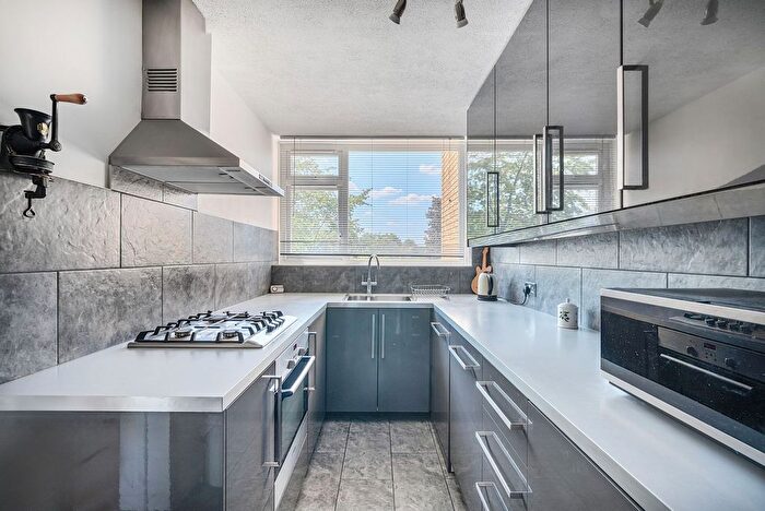 3 Bedroom Flat For Sale In Avenue Road, Epsom, KT18