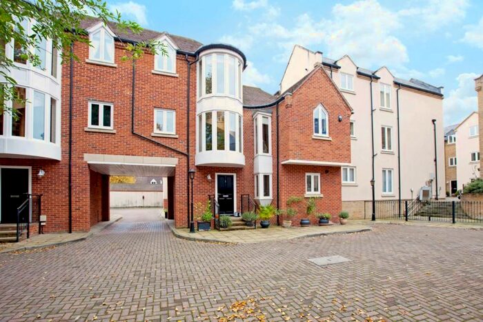 3 Bedroom Town House To Rent In St Johns Square Eton, SL4