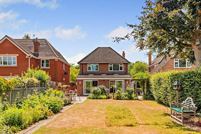3 Bedroom Link Detached House For Sale In The Broadway, Laleham Village, TW18