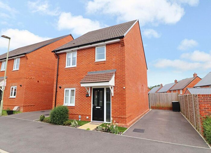 2 Bedroom Detached House For Sale In Wallace Avenue, Botley, SO32