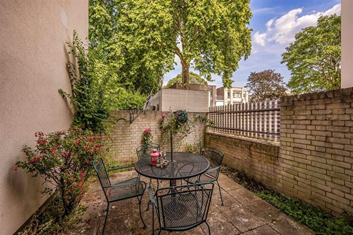 2 Bedroom Maisonette For Sale In Cedars Road, London, SW4