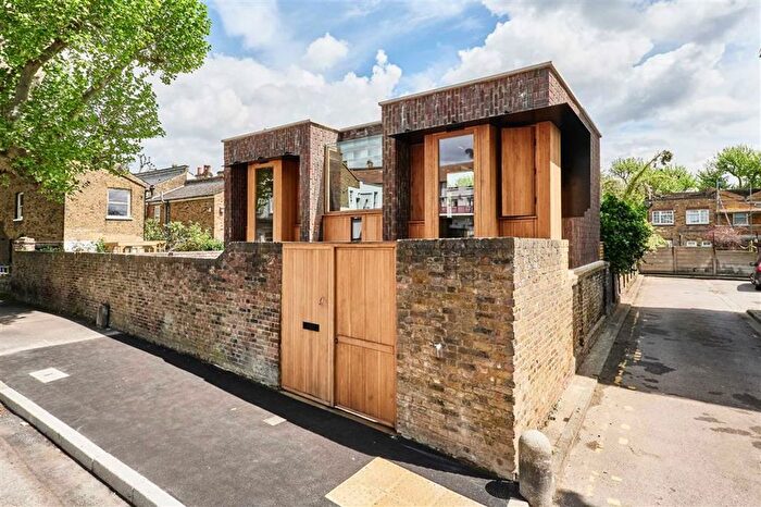 3 Bedroom Detached House To Rent In Balaclava Road, London, SE1