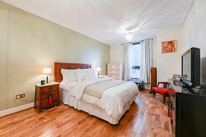 1 Bedroom Flat For Sale In Kensington West, Olympia, London, W14