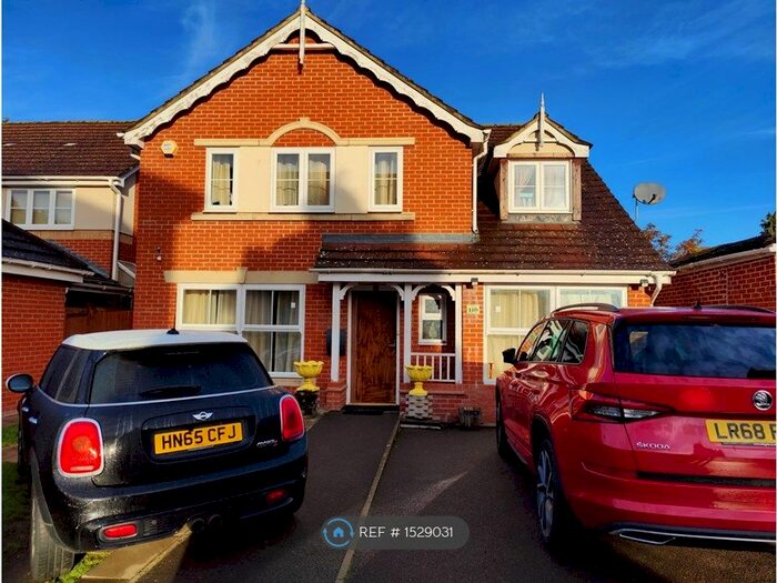 4 Bedroom Detached House To Rent In Hurworth Avenue, Slough, SL3