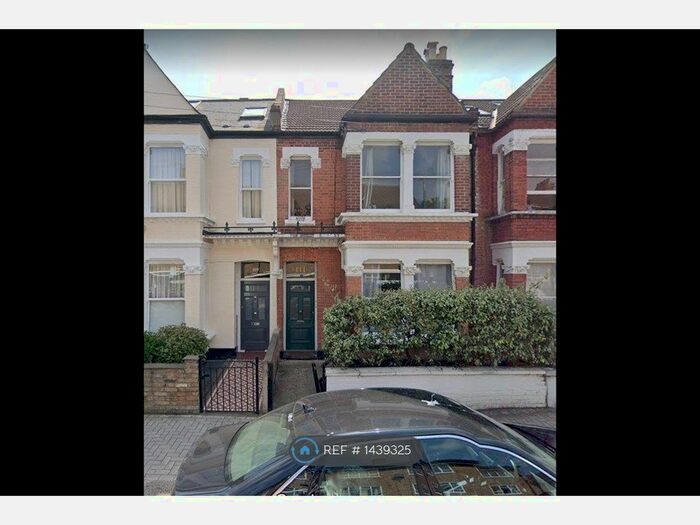 2 Bedroom Flat To Rent In Boundaries Road, London, SW12