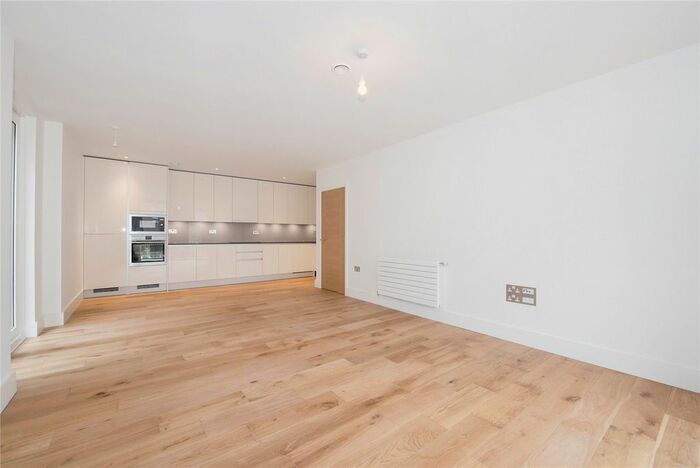 2 Bedroom Flat To Rent In Commerce Road, Brentford, Middlesex, TW8