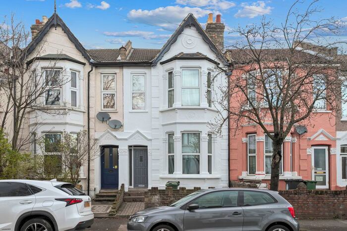 2 Bedroom Flat To Rent In Millais Road, London, E11