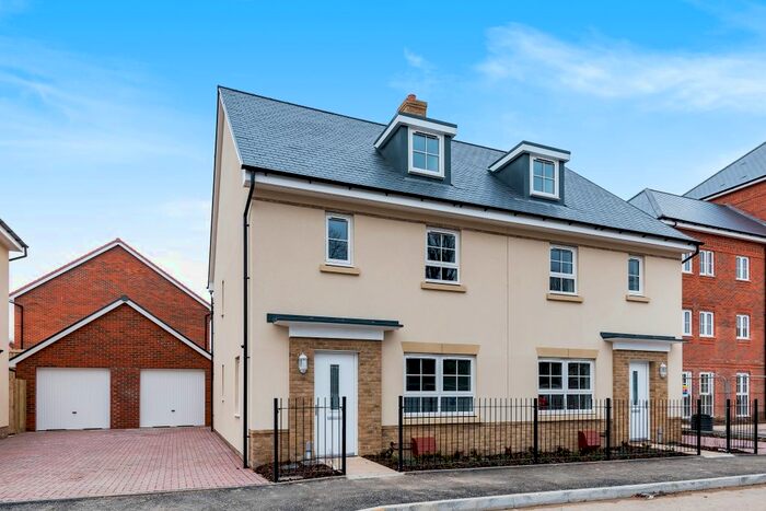 5 Bedroom Semi-Detached House To Rent In West Hope Grant's Road, Aldershot, GU11