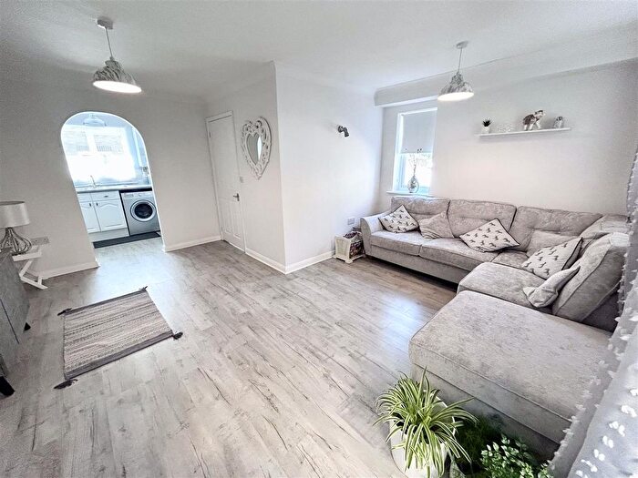 3 Bedroom Semi-Detached House For Sale In The Sidings, Cowes, PO31