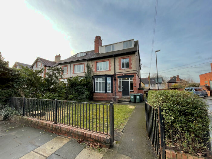 2 Bedroom Apartment To Rent In Otley Road, Leeds, West Yorkshire, LS16