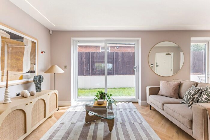 2 Bedroom Flat To Rent In Catsey Lane, Bushey, WD23