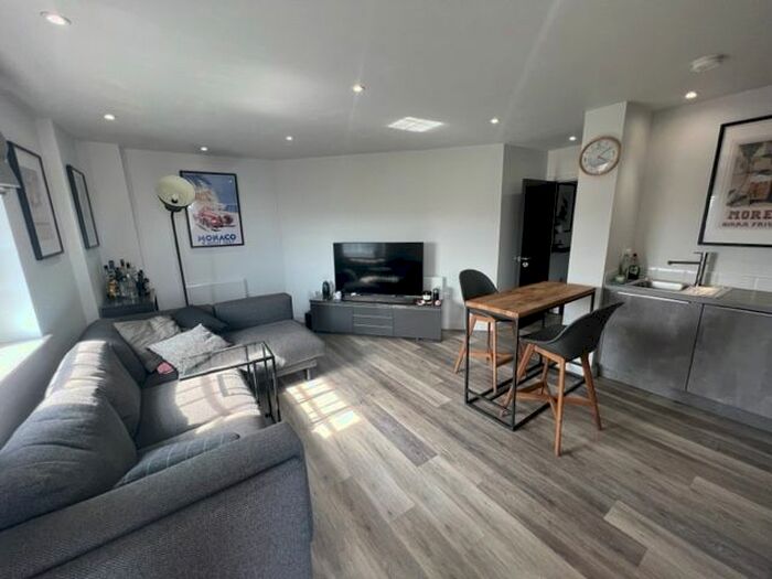 2 Bedroom Flat To Rent In Trade Street, Cardiff, CF10