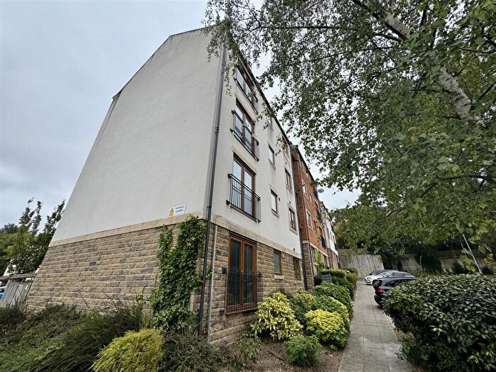 2 Bedroom Apartment For Sale In Greenlea Court, Huddersfield, HD5