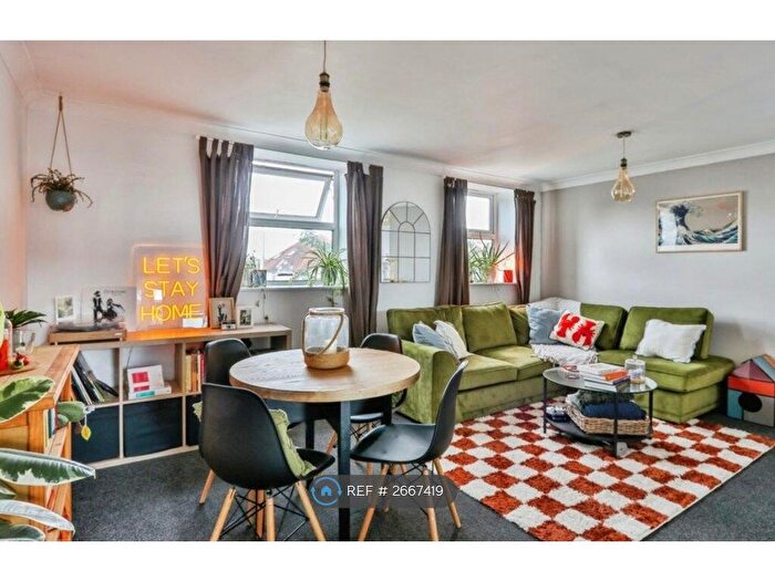2 Bedroom Flat To Rent In Mazion, Poole, BH12