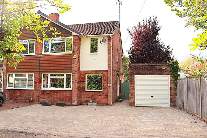 3 Bedroom Semi-Detached House For Sale In Belvedere Road, Farnborough, GU14