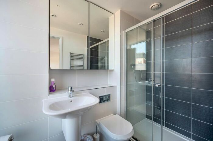 3 Bedroom Flat To Rent In High Street, Brentford, TW8