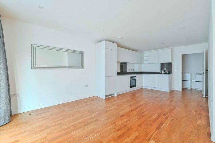 2 Bedroom Flat To Rent In Hawthorne Crescent, Greenwich, London, SE10