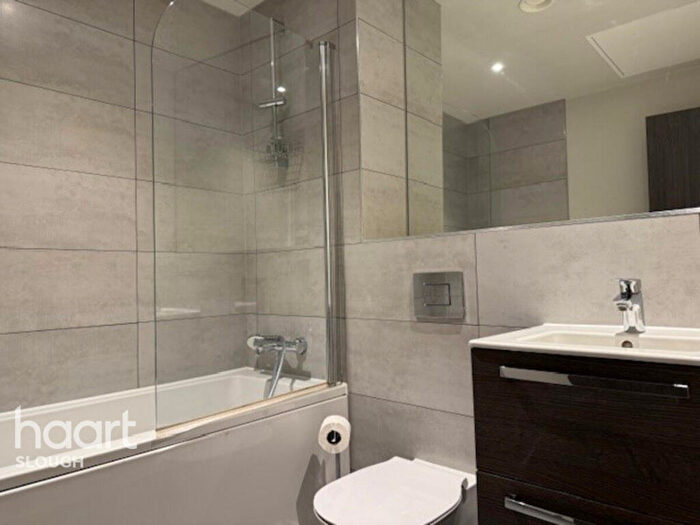2 Bedroom Apartment For Sale In Petersfield Avenue, Slough, SL2