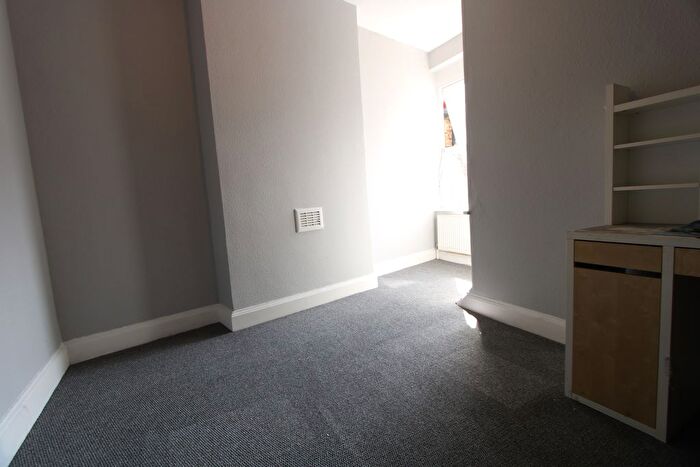 2 Bedroom Flat To Rent In Garratt Lane, London, SW17