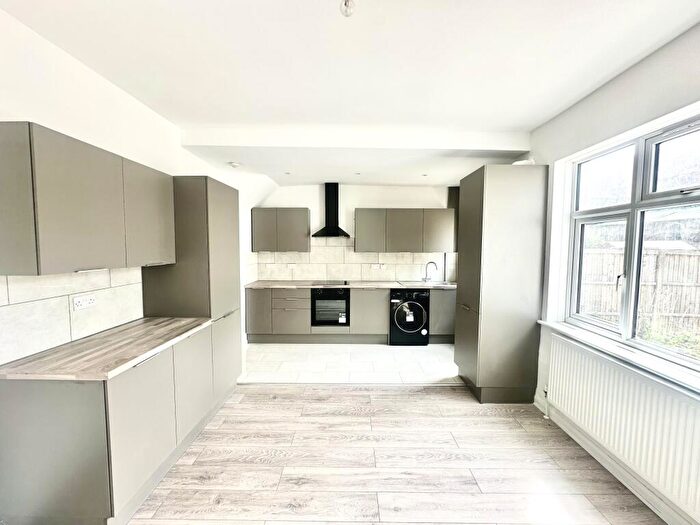 5 Bedroom House To Rent In Baden Road, Ilford, IG1