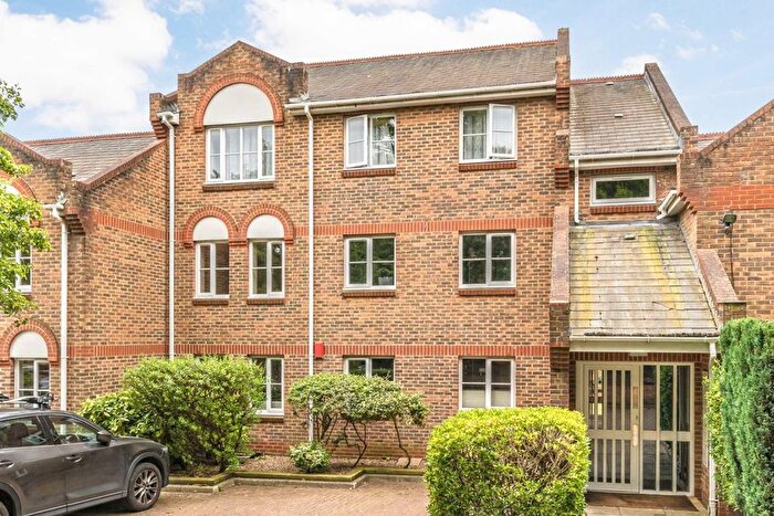 2 Bedroom Flat To Rent In Catherine Drive, Richmond, TW9