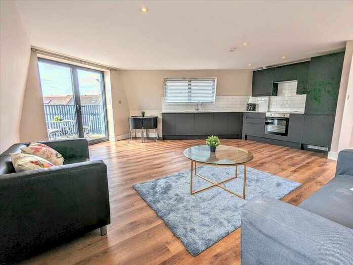 3 Bedroom Flat To Rent In Mount Road, London, Wimbledon Park, SW19