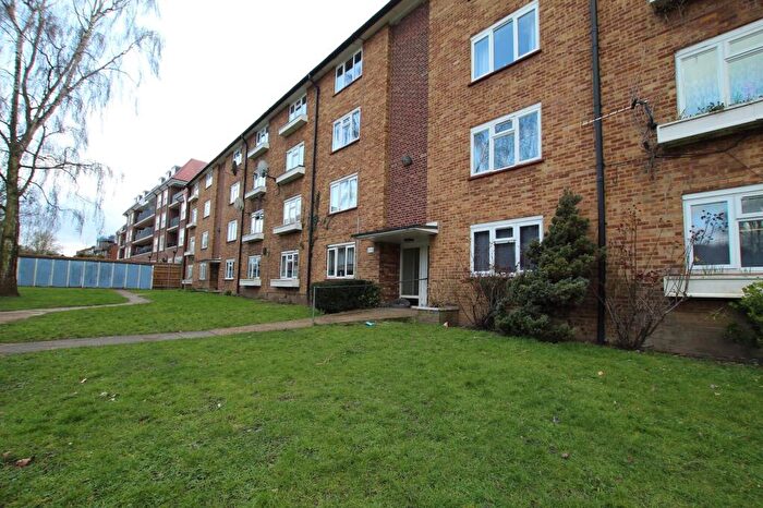 2 Bedroom Apartment To Rent In Capel Close, London, N20